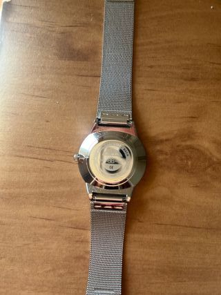 Relógio de pulso cinzento e prateado