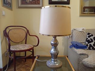 Lámpara de mesa beige y dorada