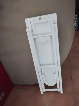 Mesa de planchar de juguete blanca y plancha