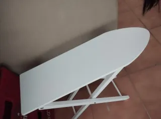 Mesa de planchar de juguete blanca y plancha