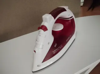 Mesa de planchar de juguete blanca y plancha