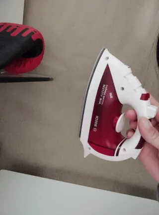 Mesa de planchar de juguete blanca y plancha