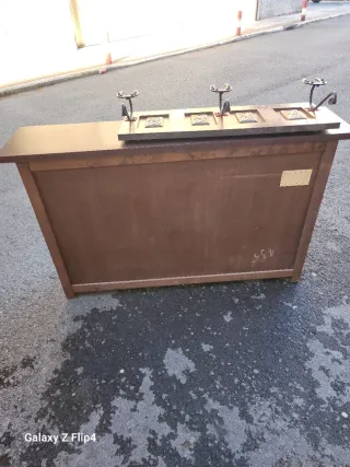 Cómoda antigua de madera tallada