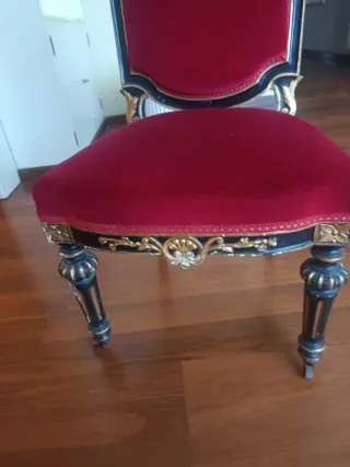 Silla antigua con pintada con pan de oro