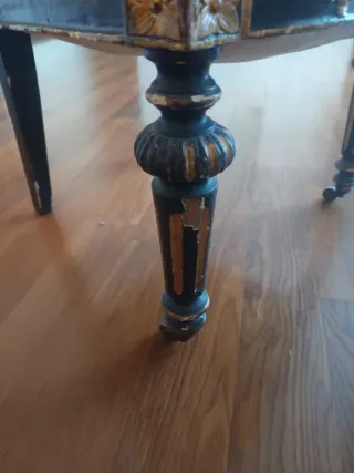 Silla antigua con pintada con pan de oro