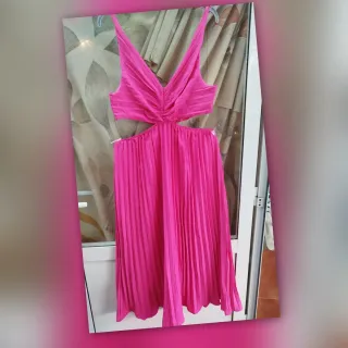 Vestido rosa fucsia con escote en V y aberturas