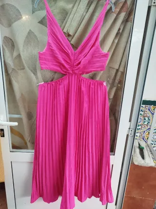Vestido rosa fucsia con escote en V y aberturas