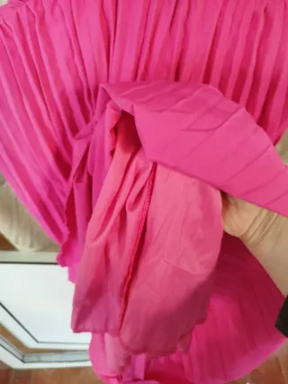 Vestido rosa fucsia con escote en V y aberturas