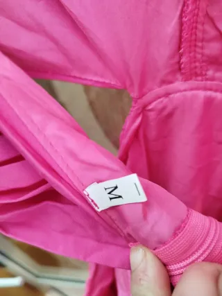 Vestido rosa fucsia con escote en V y aberturas