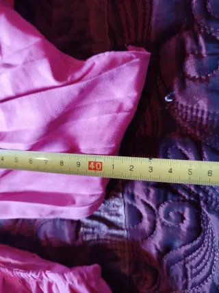 Vestido rosa fucsia con escote en V y aberturas