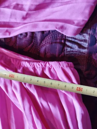 Vestido rosa fucsia con escote en V y aberturas