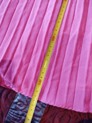 Vestido rosa fucsia con escote en V y aberturas