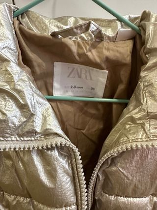 Abrigo dorado zara 2-3 años