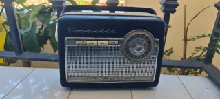 Antigua radio portátil NORDMENDE funcionando