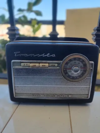 Antigua radio portátil NORDMENDE funcionando