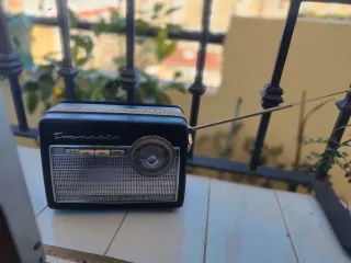 Antigua radio portátil NORDMENDE funcionando