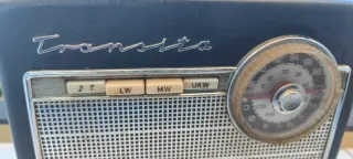 Antigua radio portátil NORDMENDE funcionando