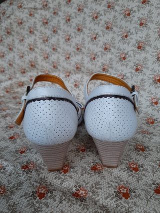 Zapatos-sandalia fantasía, tacón. Crema perforado.