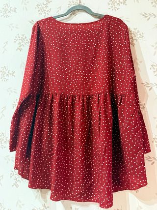 Blusa roja con topos blancos