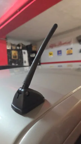Antenna adesiva per auto