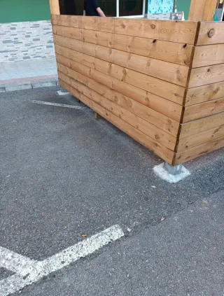 Cierre de terraza de madera tratada para exterior