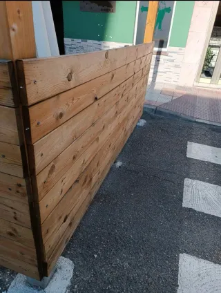 Cierre de terraza de madera tratada para exterior