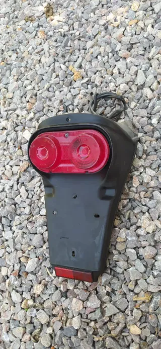 Porta matriculas y luz Aprilia red rose 125