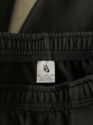 Pantalón Nike original en color negro.