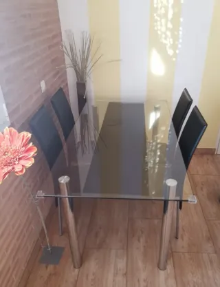 Mesa de salon con 4 sillas negra