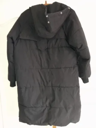 Abrigo negro con capucha. Oversize