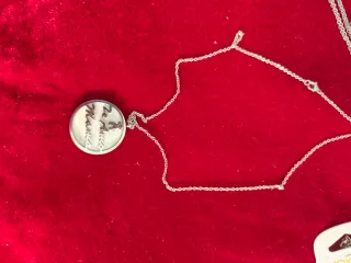 Cadena con colgante de señora plateado