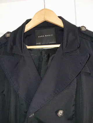 Gabardina Zara negra . Dice L pero vale para M