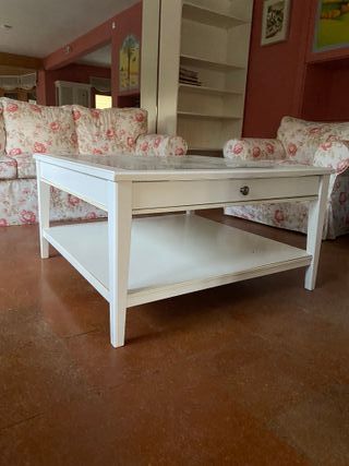 Mesa de centro IKEA con vitrina.