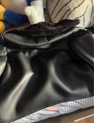 cazadora de cuero negra con pelo, stradivarius