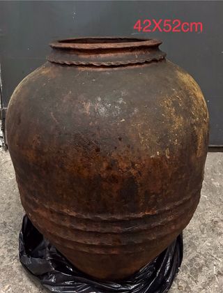 Vasija de barro artesanal antigua