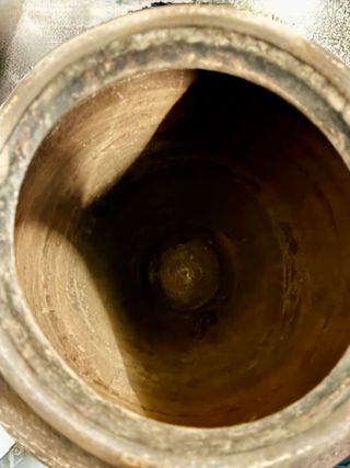 Vasija de barro artesanal antigua