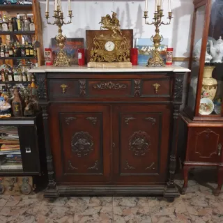 Mueble antiguo de madera y mármol