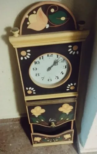 Bonito reloj vintage pintado a mano
