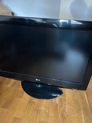 Televisor de 30 pulgadas LG color negro.