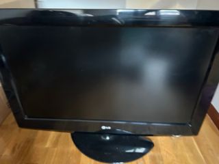 Televisor de 30 pulgadas LG color negro.