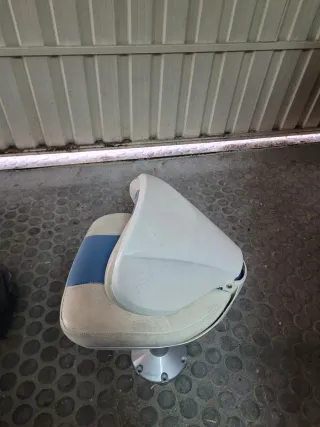 Asiento plegable y pedestal para embarcacion