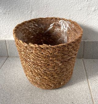 Cesto ou vaso castanho