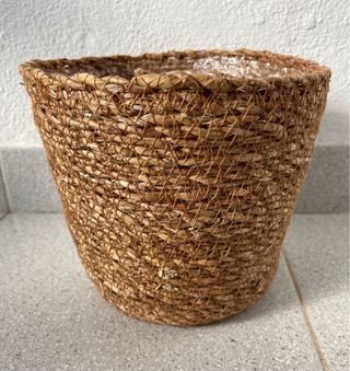 Cesto ou vaso castanho