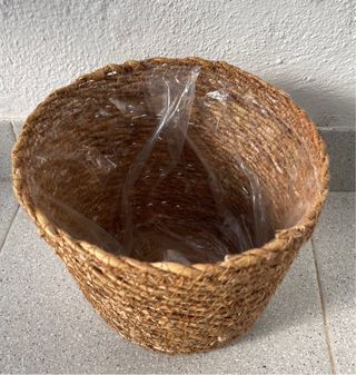 Cesto ou vaso castanho