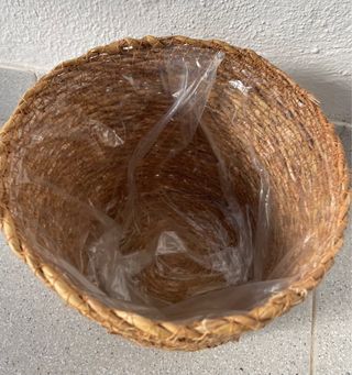 Cesto ou vaso castanho