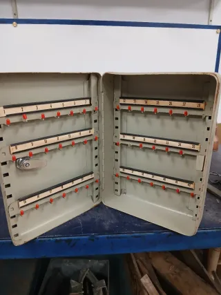 Caja de llaves vintage