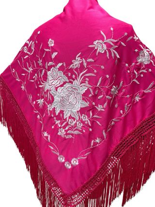 Manton fucsia con bordado blanco