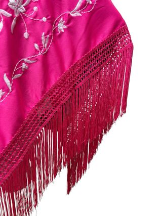 Manton fucsia con bordado blanco