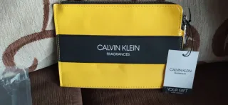 Neceser amarillo Calvin Klein.