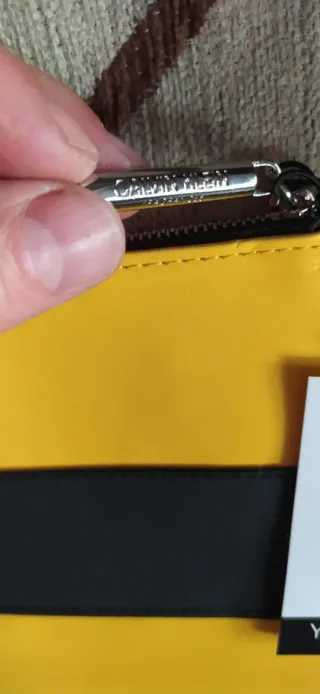 Neceser amarillo Calvin Klein.